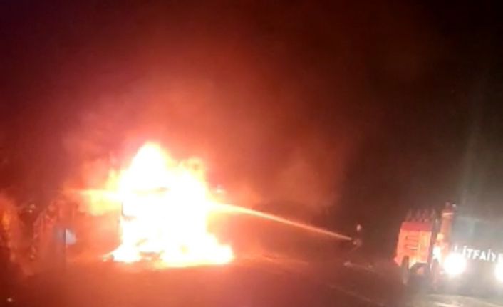 Sülfürik Asit yüklü tanker devrilerek alev alev yandı, yol güvenlik gereği kapatıldı