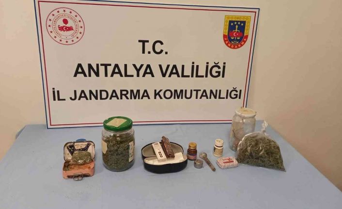 Şüphe üzerine aranan 2 şahsın aracında ve evinde çok sayıda uyuşturucu çıktı