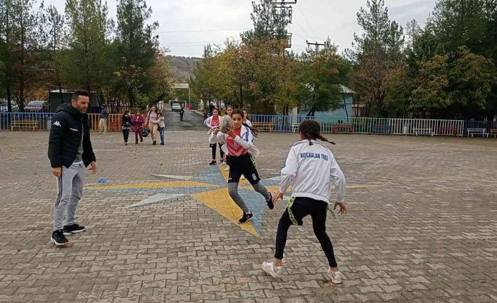 Tag Ragbi’de Türkiye 2’ncisi olan Dicle YİBO kız takımı, bu sene 1’nci olmak için çalışıyor