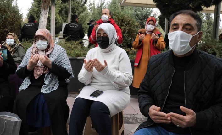 Tahir Elçi’ye yapılan saldırıda şehit olan polis memuru mezarı başında anıldı