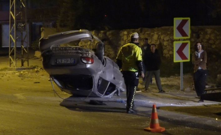 Takla atıp ters dönen otomobildeki 3 kişinin burnu bile kanamadı