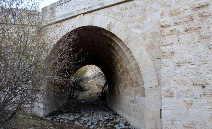 Tarihi köprü ilginç mimarisi ile dikkat çekiyor