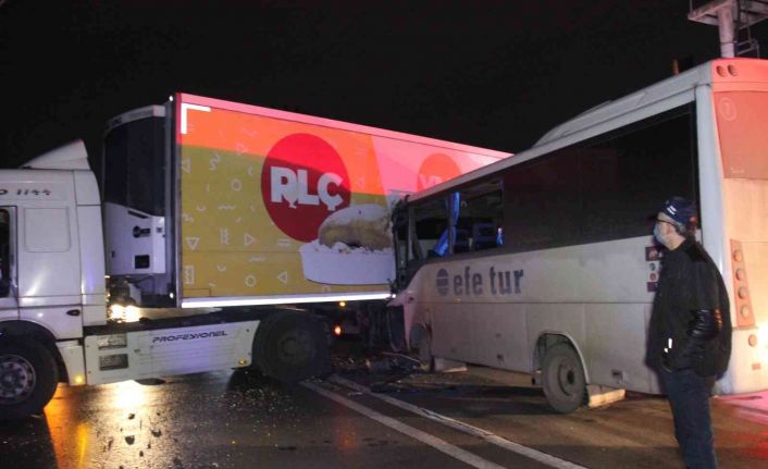 Tavuk yüklü tır yolu kapatınca faciaya sebep oluyordu