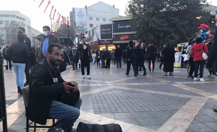 Tek kişilik sokak müzisyeni pandemide moral yükseltiyor