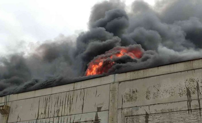 Tekstil fabrikasını saran alevlere müdahale ediliyor