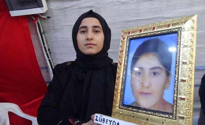 Terör örgütü PKK’nın dağa kaçırdığı ablası için annesiyle nöbette