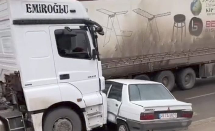 Tır otomobili metrelerce sürükledi, sürücü korna sesleriyle kazayı fark etti