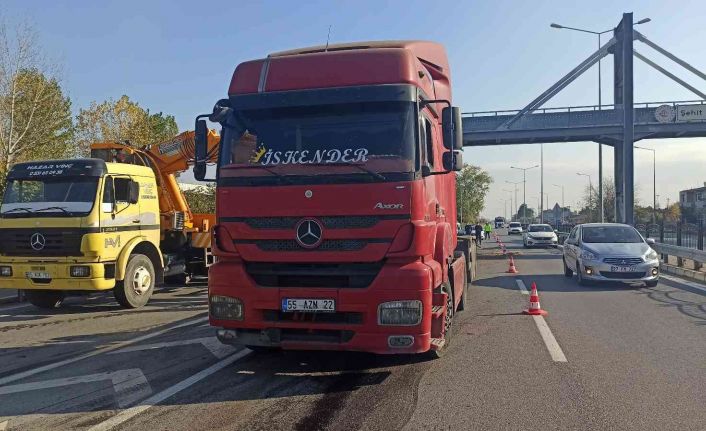 Tırın damperi üst geçide takıldı