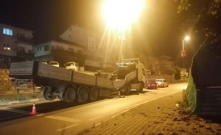 Tırın sac yüklü dorsesi ikiye ayrıldı