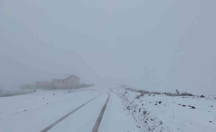 Tokat’ın Başçiftlik ilçesi beyaza büründü