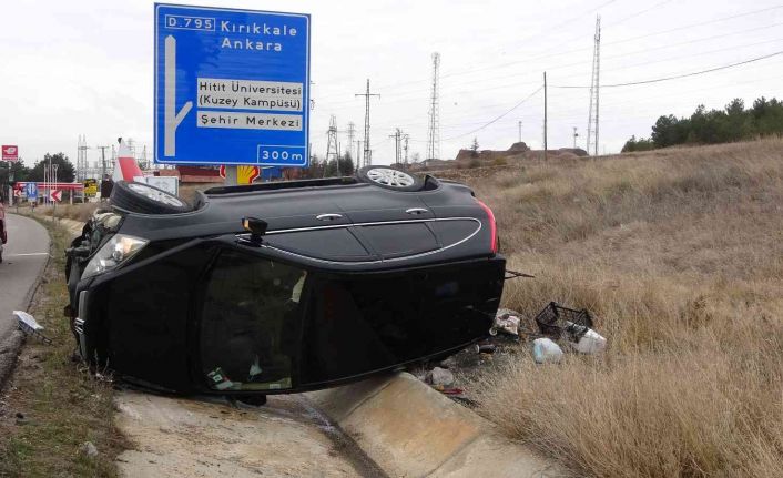 Trafik levhasına çarpan otomobil devrildi: 2 yaralı