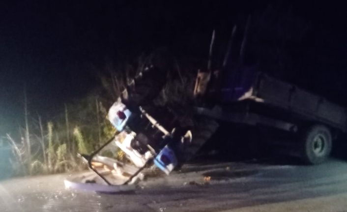 Traktör devrildi, sürücüyü ölümden koruma kabini kurtardı