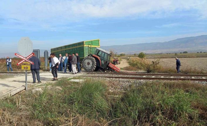 Trenin çarptığı traktörün ön iki tekerleği tarlaya uçtu; 1 yaralı