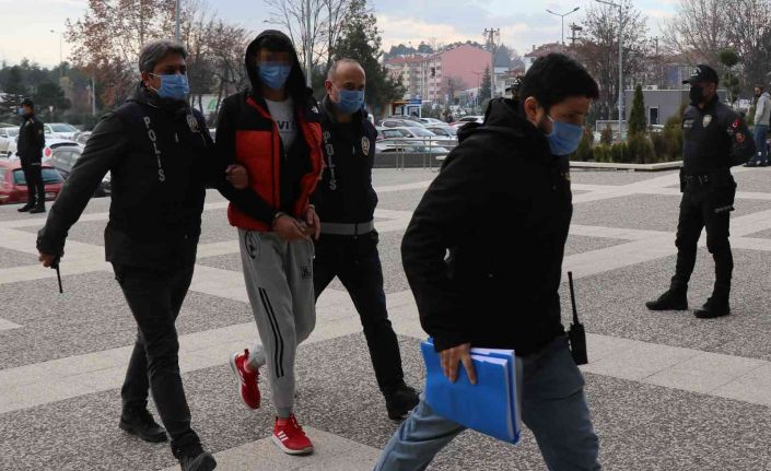 Tüfekle otomobil gasp eden gençten gazetecilere: "Çekin, benim gibi yıldız bulamazsınız"