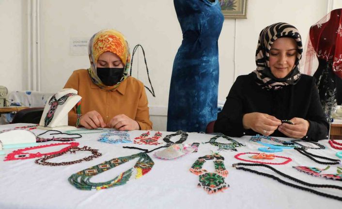 Türk motifleri takı ve elbiselerde hayat buluyor