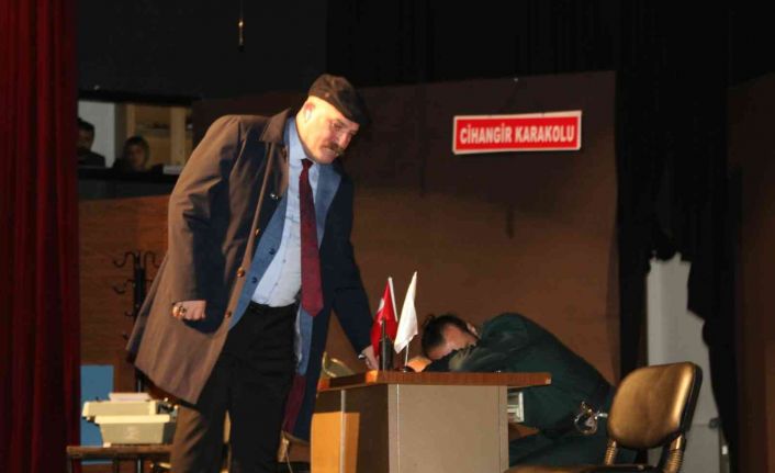 Türkiye’de bir ilk, Siirt Emniyet Müdürü Yılmaz, tiyatro sahnesinde rol aldı