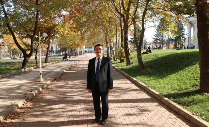 Üniversitede sonbahar ile kartpostallık manzara