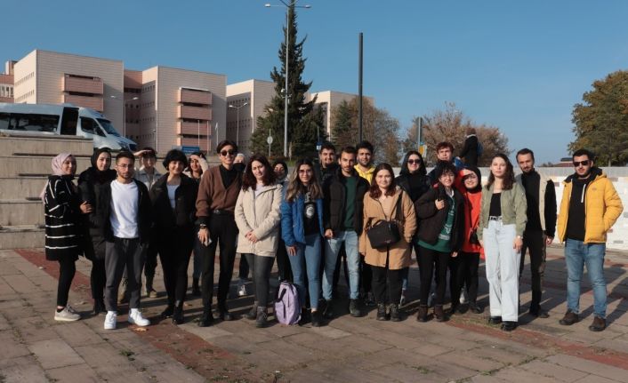 Üniversiteliler sonbaharı fotoğrafladı