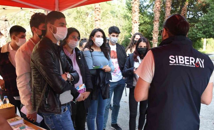 Üniversitelilere, siber suçlar ve korunma yöntemlerini anlatıyorlar