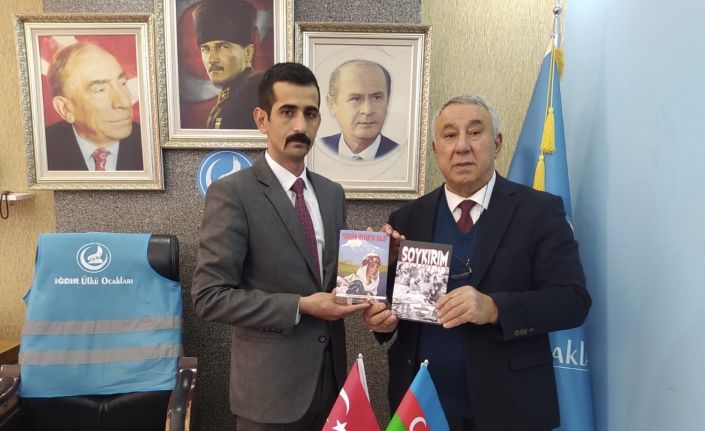 Ünsal, “Soykırım ve Yüreğim Erivanda Kaldı” romanını Iğdır ülkü ocakları başkanına hediye etti