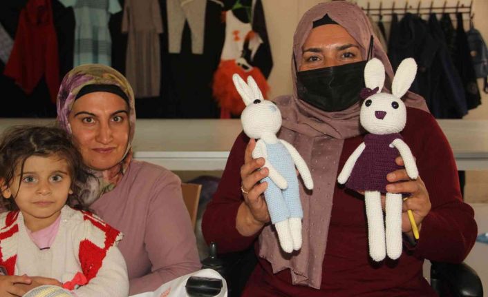 Urfalı kadınlar yetim ve öksüz çocuklar için bez bebek yapıyor