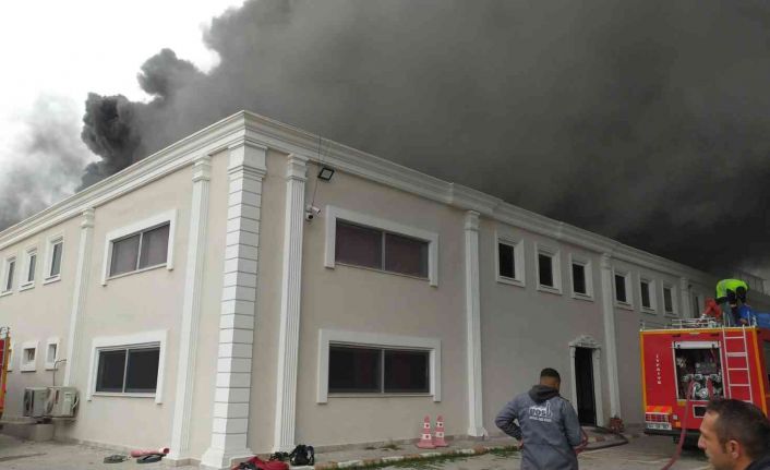 Uşak’ta tekstil fabrikası alevlere teslim oldu