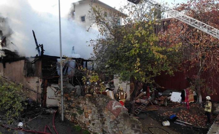 Üsküdar’da 2 katlı ahşap bina küle döndü: Yanan evini gözyaşları içerisinde izledi