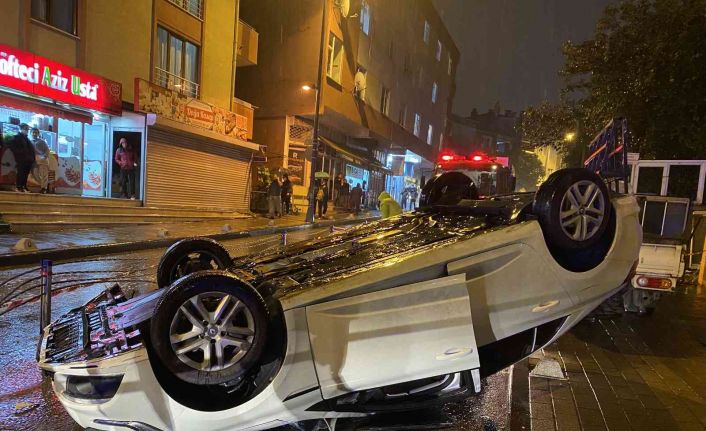 Üsküdar’da bariyere çarpan otomobil takla attı