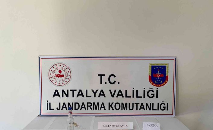 Uyuşturucu operasyonuna gittikleri evde 2 ayrı suç dosyasından aranan zanlıyı yakaladılar