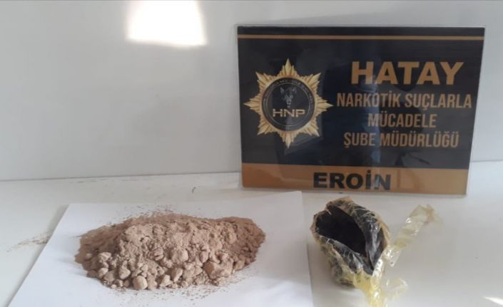 Uyuşturucuları aracın ses sistemine gizlemişler