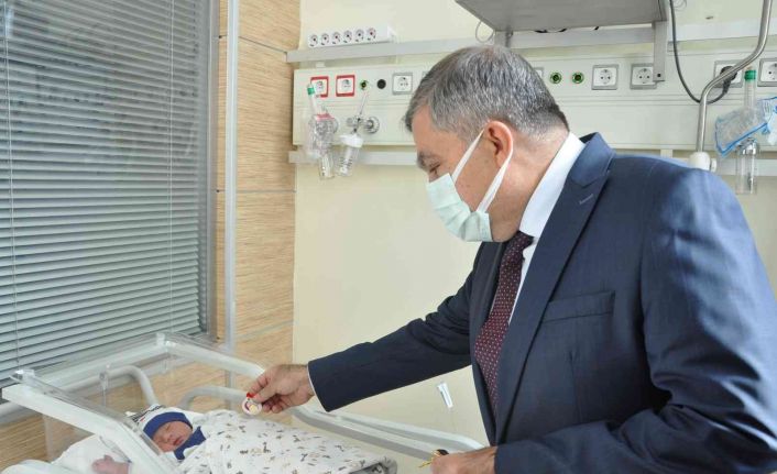 Vali Işık, ambulansta doğum yapan anne ile bebeğini hastanede ziyaret etti