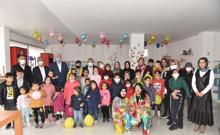 Vali Işık ve eşi engelli ve kanser hastası çocuklarla bir araya geldi