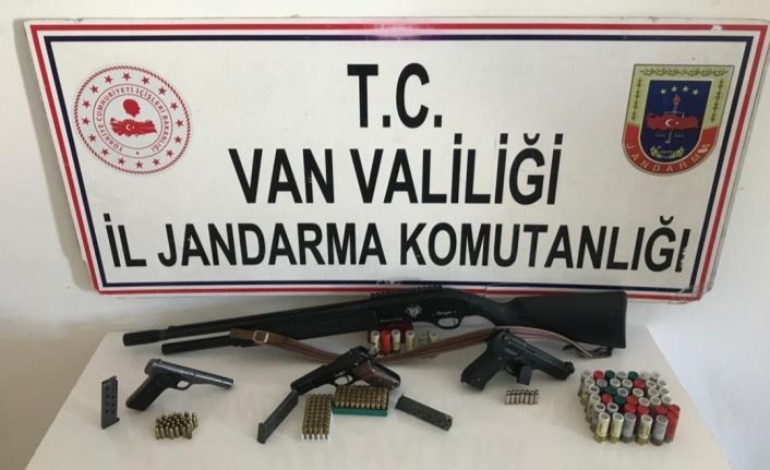 Van’da 3 ayrı evde yapılan aramada 2 adet ruhsatsız tabanca, 1 adet kurusıkı, 1 adet ruhsat süresi geçmiş av tüfeği ile çok sayıda fişek ele geçirildi