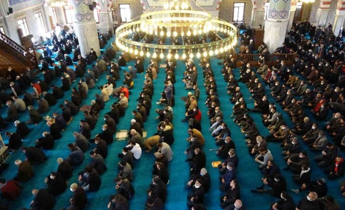 Van’da sosyal mesafesiz Cuma namazı