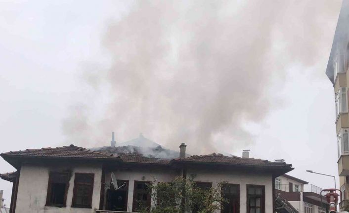 Yabancı uyruklu ailenin yaşadığı ki katlı ahşap ev yandı: 3 yaralı