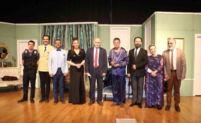 “Yalan Dolan” adlı tiyatro oyunu Kartal’da sahnelendi