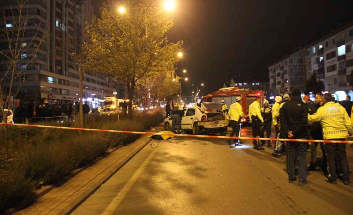 Yarış yaptığı iddia edilen otomobil ağaca çarptı: 2 ölü, 1 yaralı