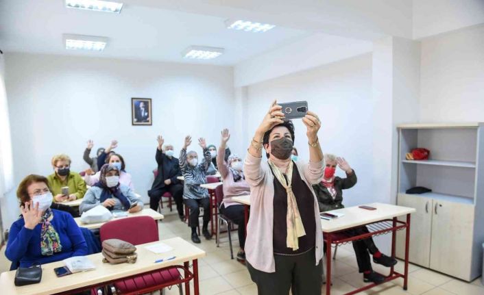 Yaş 80 demediler akıllı telefon öğrenip selfie çektiler