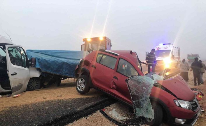 Yoğun sis kazaya neden oldu, okul servisiyle 2 otomobil çarpıştı: 1 ölü, 8 yaralı