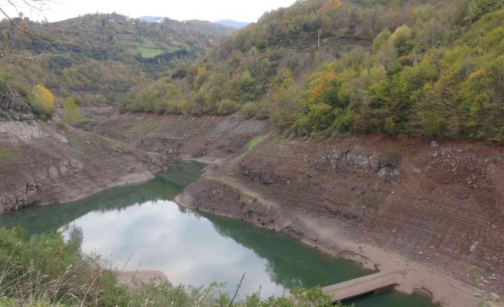 Yuvacık Barajında korkutan seviye, sular çekildi köprü ortaya çıktı