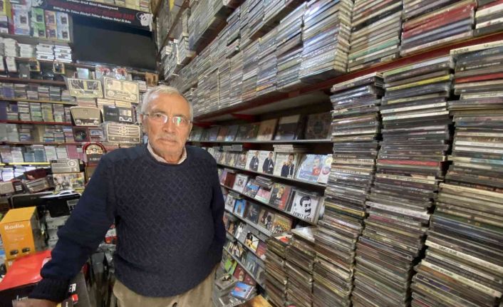 Zamana ve teknolojiye 20 metrekarelik dükkanında kasetleriyle direniyor