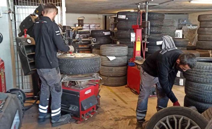 Zorunlu kış lastiği uygulamasına sayılı günler kala oto lastikçilerde yoğun mesai başladı