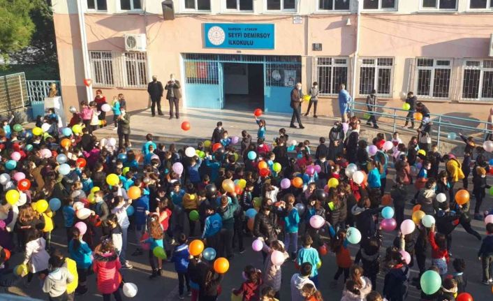 2021’in son ders zili çaldı: İlkokulda yeni yıl renkli görüntülerle kutlandı