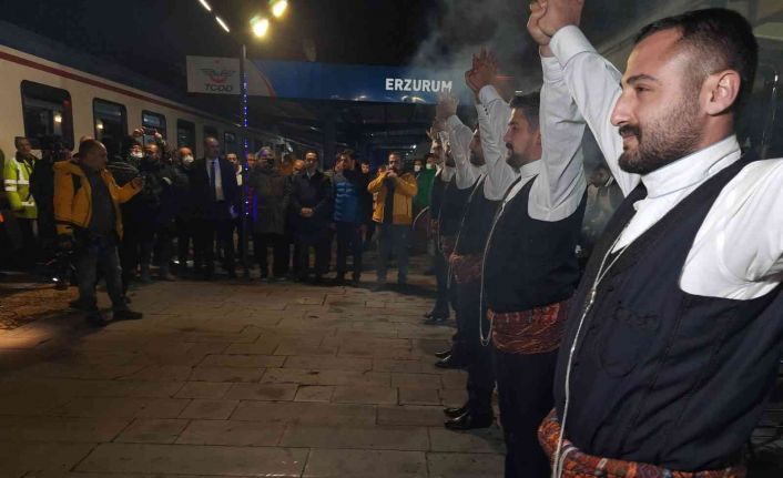 21 ay sonra yeniden sefere başlayan Turistik Doğu Ekspresi coşkuyla karşılandı
