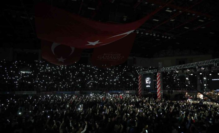 25 Aralık halk konserleri Eypio ve Koray Avcı ile sürüyor