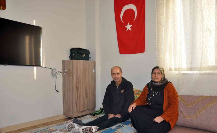 25 yıl önce çıkan çatışmada yaralanarak ferç olan gazi eşine çocuk gibi bakıyor