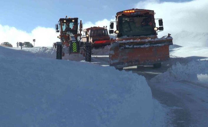 2 bin 885 rakımlı Palandöken geçidinde nefes kesen karla mücadele çalışması