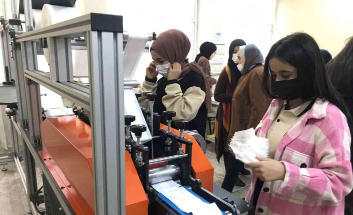 2 yılda 2 milyon maske üreterek 400 bin lira ciro yapan öğrenci ve öğretmenlerin hedefi 1 milyon TL