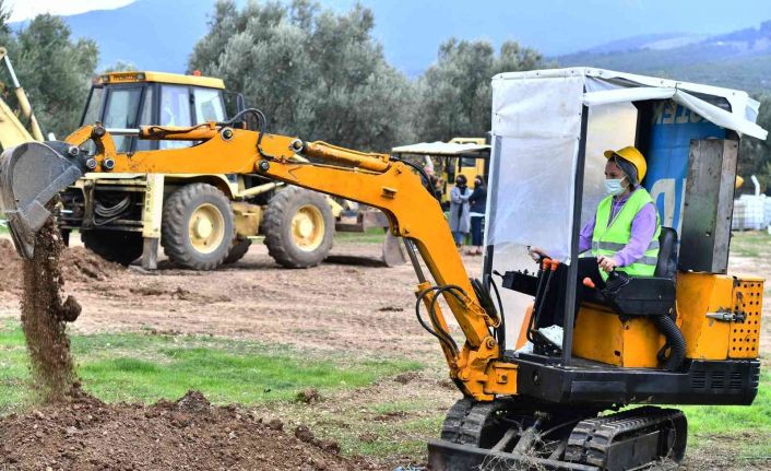 30 kadın, iş makinesi operatörü ve ağır vasıta şoförü olmak için ter döküyor