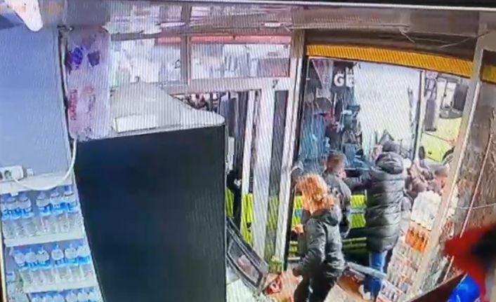 3 kişinin otobüsün altında sıkıştığı kaza anı güvenlik kameralarına böyle yansıdı